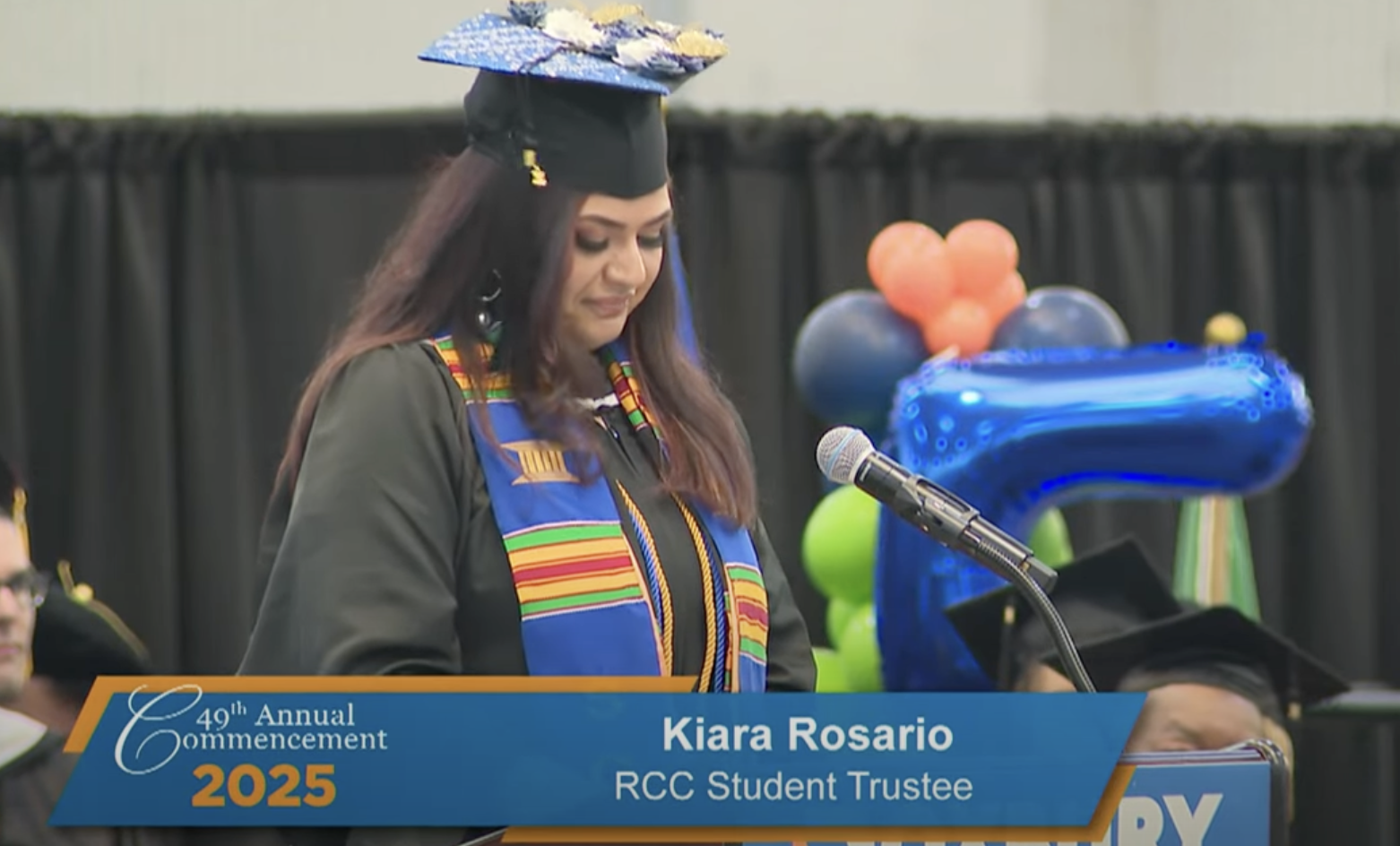 Madre latina de Roxbury Community College se gradúa con honores y demuestra que los sueños no tienen edad