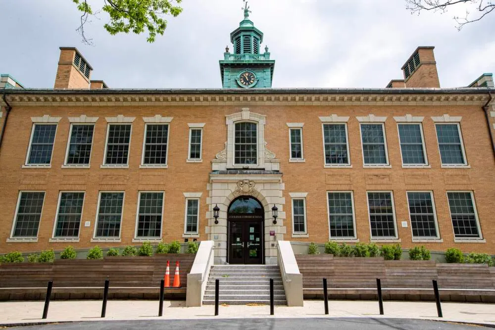 Defensores de Brookline presionan para salvar la Oficina de Equidad Educativa del distrito escolar