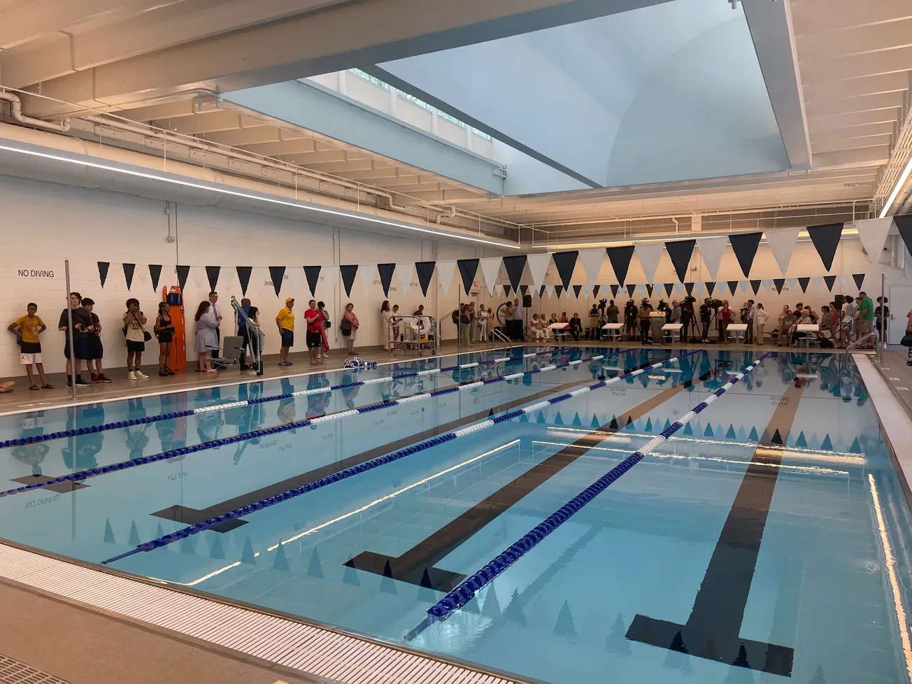 Se anuncia la expansión de clases gratuitas de natación para jóvenes en Boston