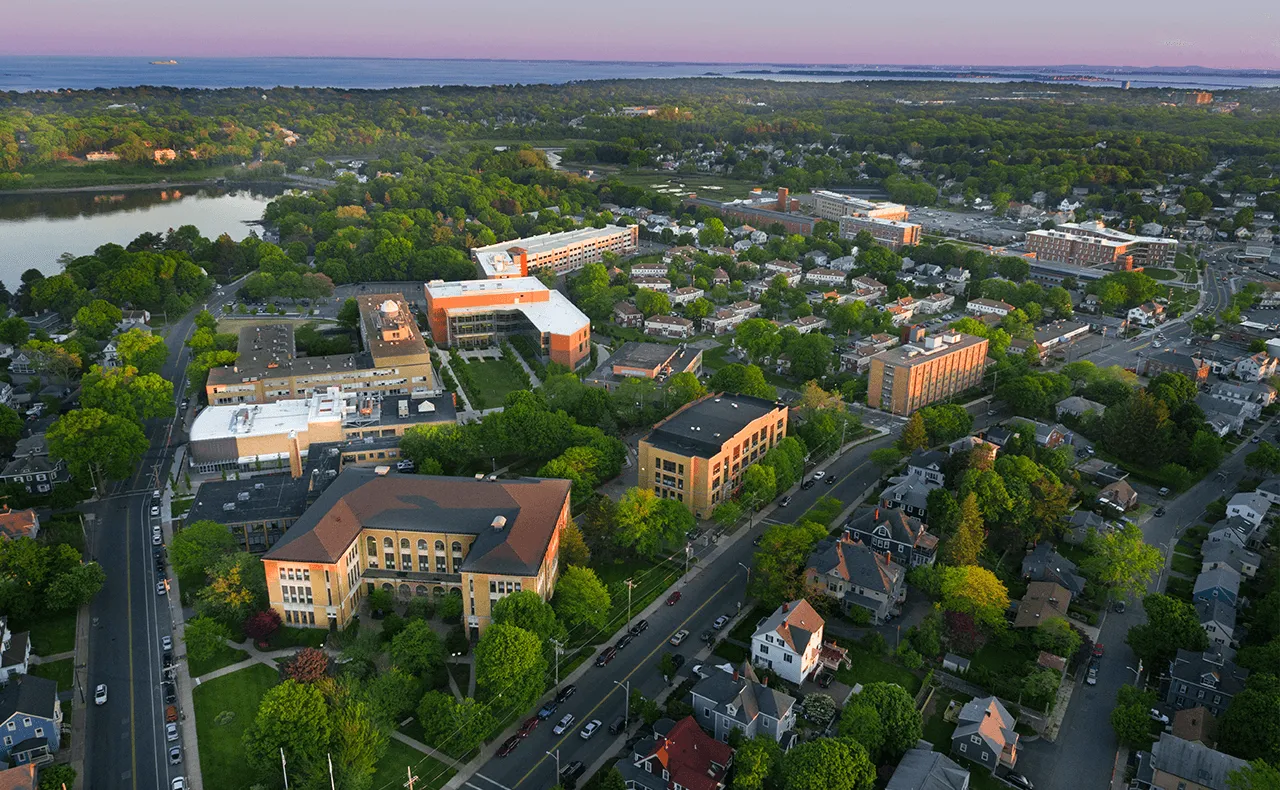 Propuesta de Healey busca crear 20,000 empleos modernizando campus universitarios