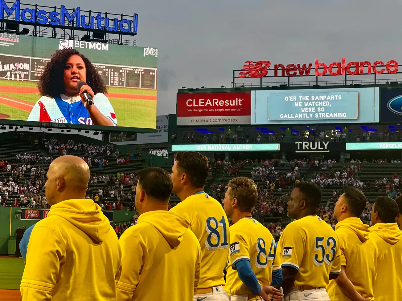 Rafael Devers jugador dominicano se va de los Red Sox