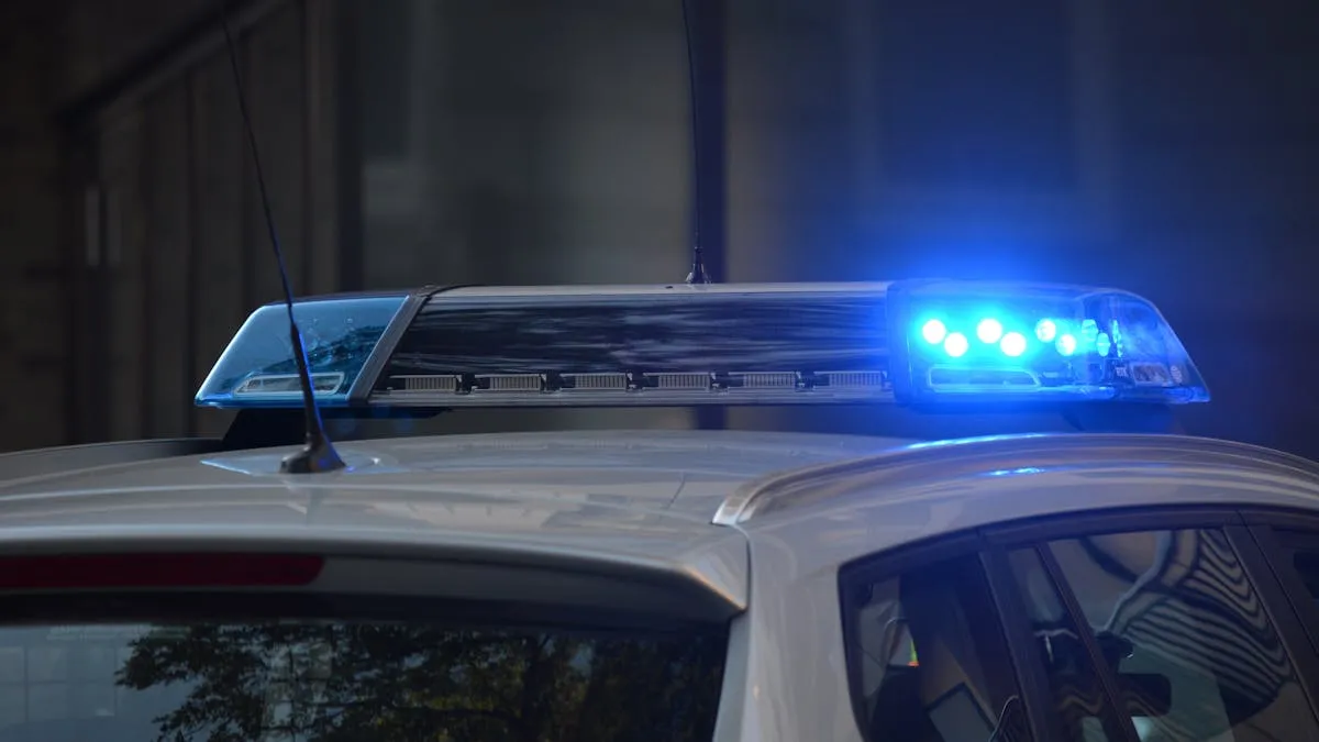 Policías locales buscan al hombre que asaltó a trabajador de Starbucks en Faneuil Hall