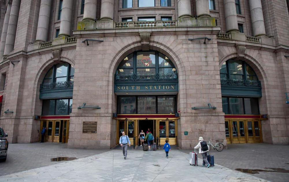 Los viajeros de Boston no están convencidos con una posible toma federal de South Station