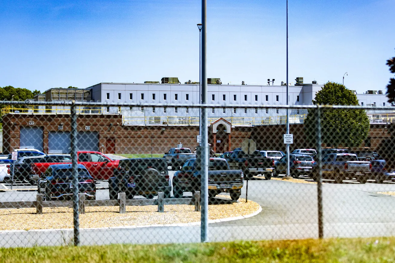 La gran mayoría de los hombres bajo custodia de ICE en Massachusetts están clasificados como “sin representar una amenaza”