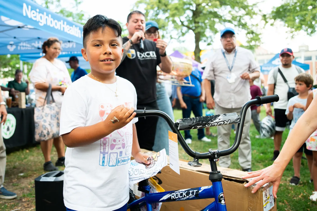 NeighborHealth promueve este verano la seguridad de los niños mientras andan en bicicleta