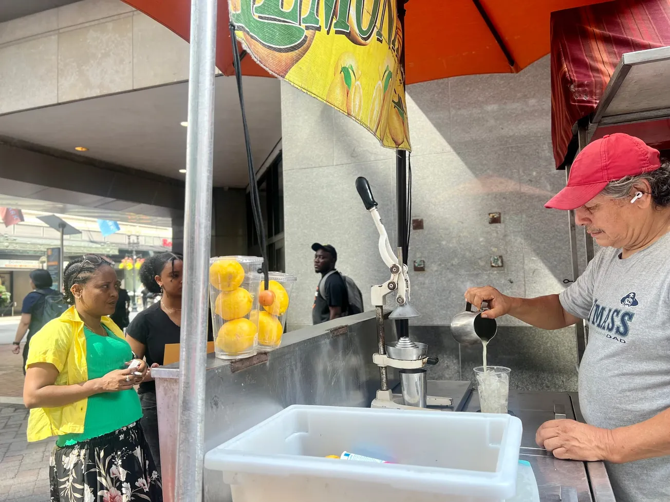 Consejos para trabajadores latinos que trabajan al aire libre ante el calor extremo en Boston