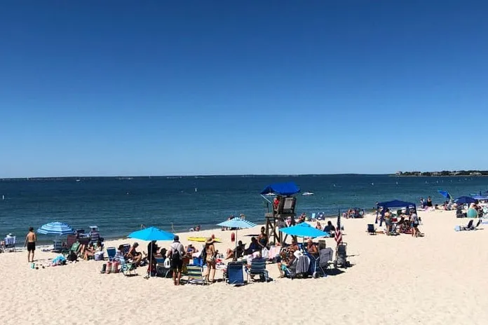 Old Silver Beach sigue abierta pese a advertencia por rara bacteria “come carne”