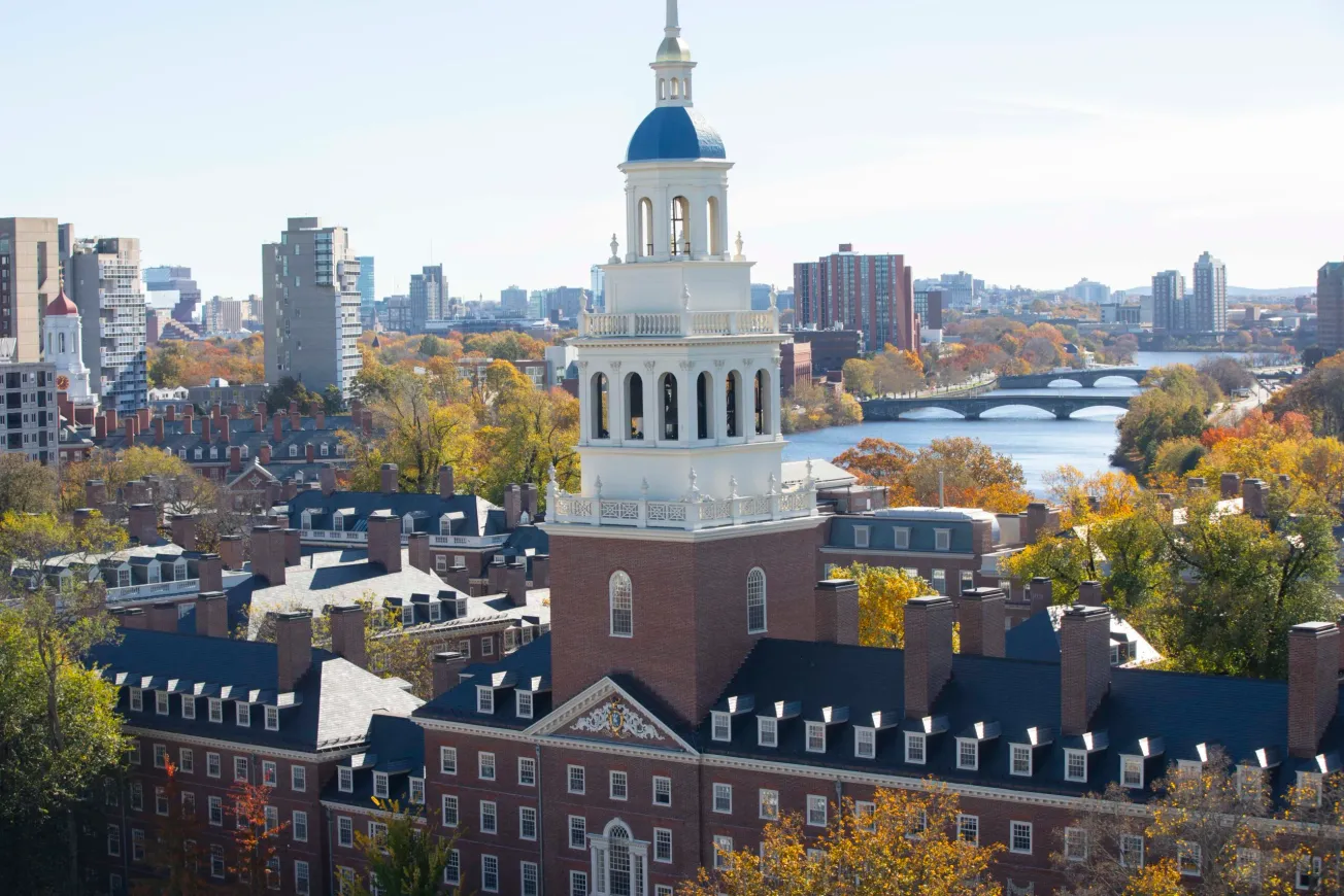 Un juez federal falla contra la congelación de fondos de Harvard por parte de la Administración Trump