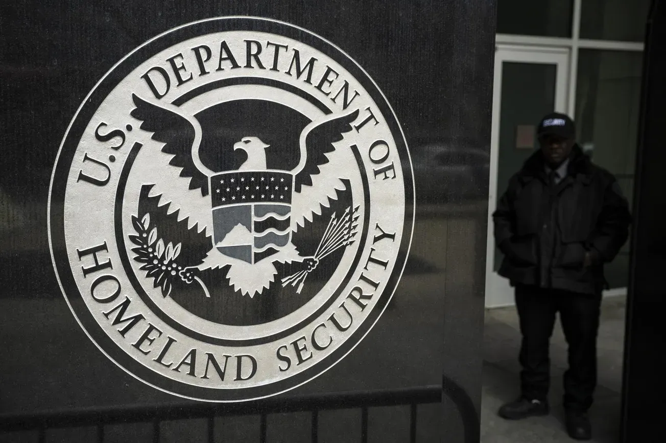 Agente de ICE investigado tras empujar a mujer ecuatoriana en tribunal de inmigración de Nueva York