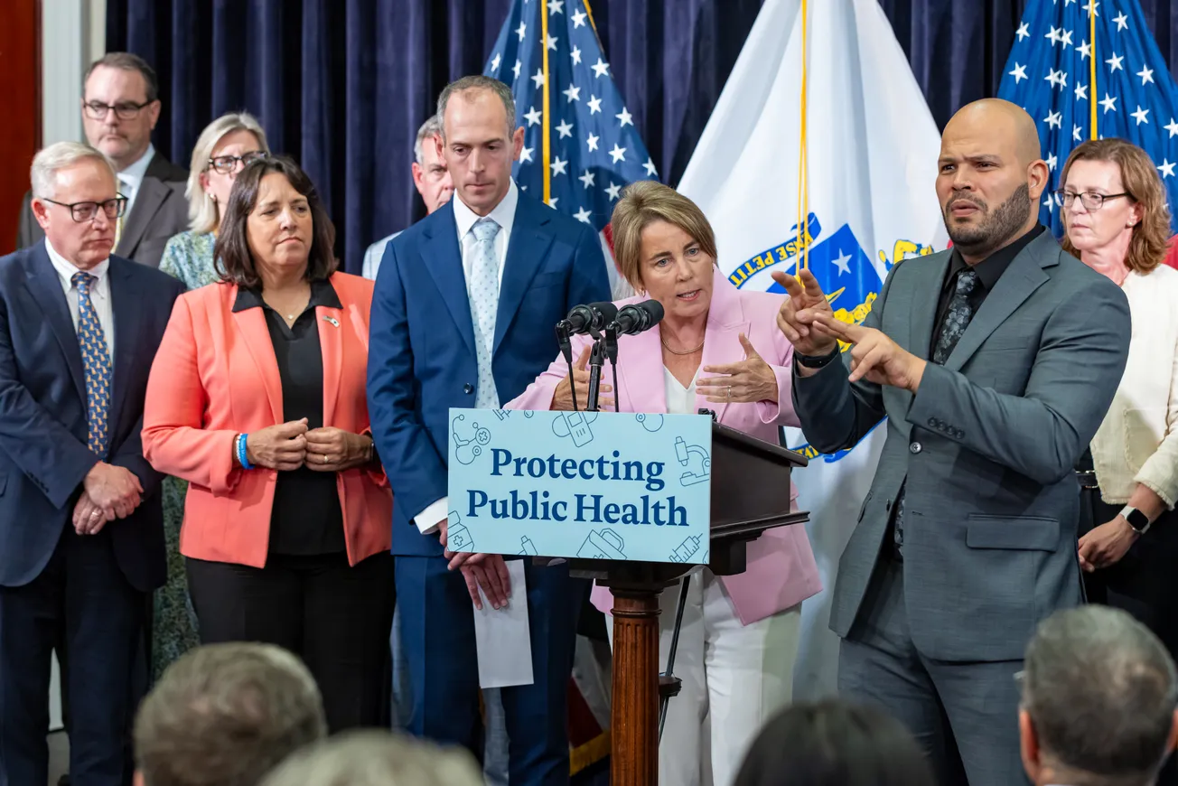 Gobernadora anuncia medidas inmediatas para garantizar acceso a vacunas en Massachusetts