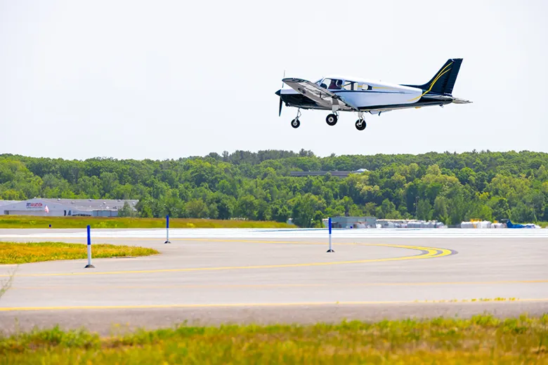 ICE reinicia los vuelos de traslado de detenidos desde el Hanscom airport
