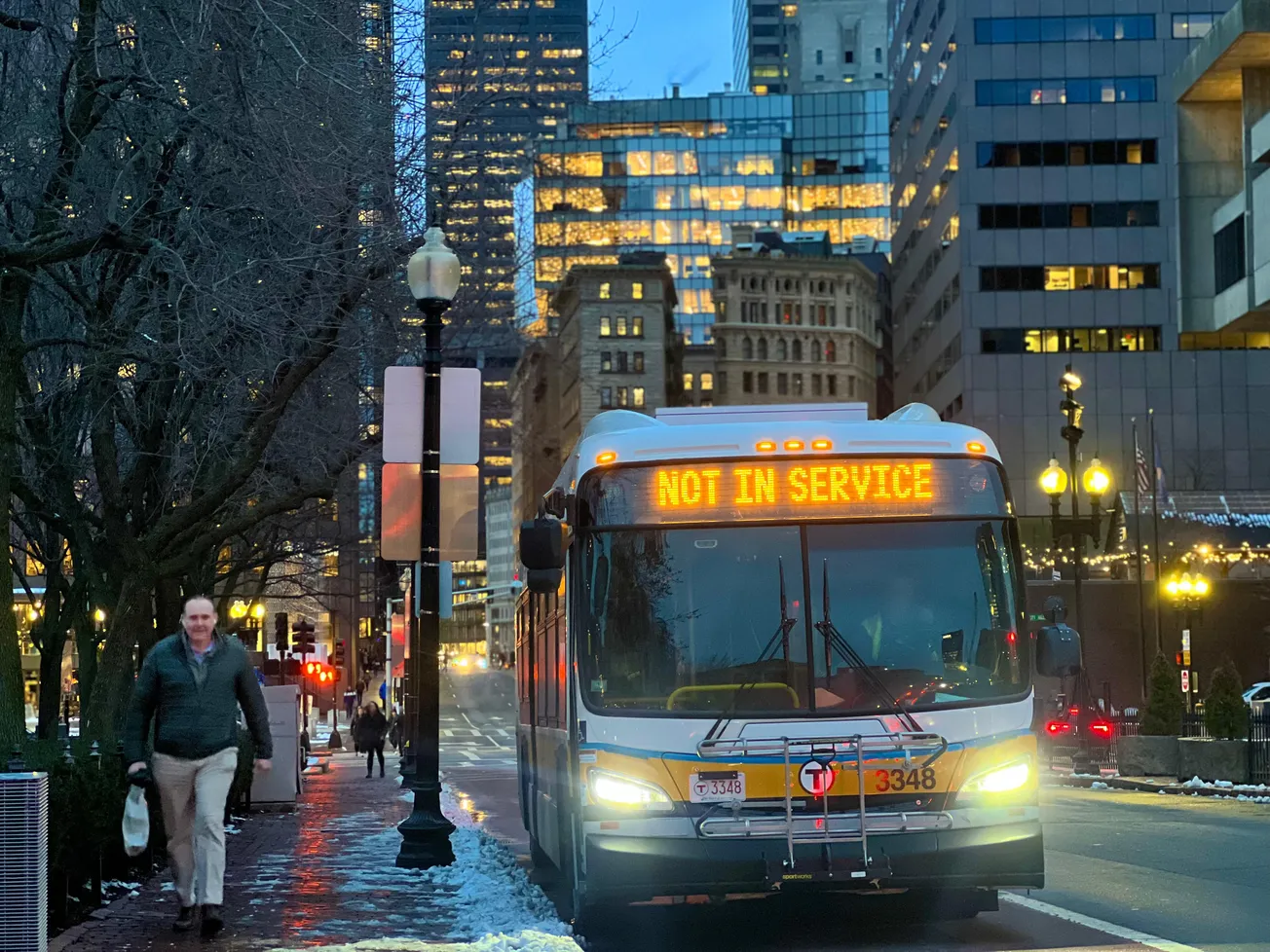 La MBTA aplicará multas a quienes estacionen en carriles de autobús o frente a paradas
