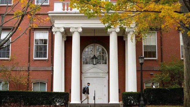 Tufts ofrecerá matrícula gratuita a estudiantes estadounidenses de familias con ingresos menores a $150,000
