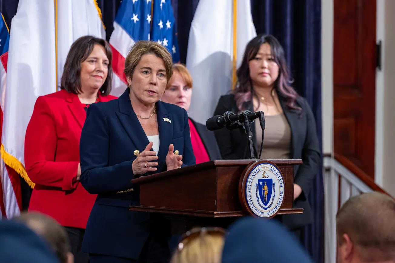 Gobernadora de Massachusetts exige a Trump que pague a los trabajadores del aeropuerto tras cierre del gobierno federal