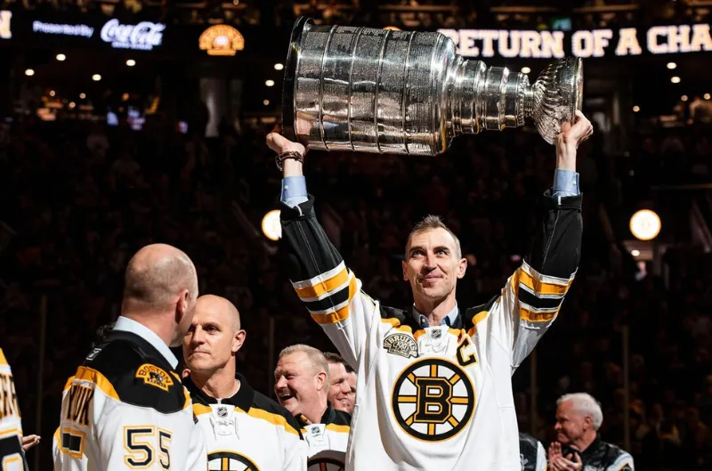 ¡El 33 de Zdeno Chara se eleva al Olimpo del hockey!