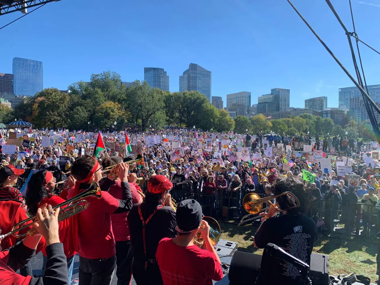 Miles de personas participaron en la manifestación “No Kings” en Boston Common