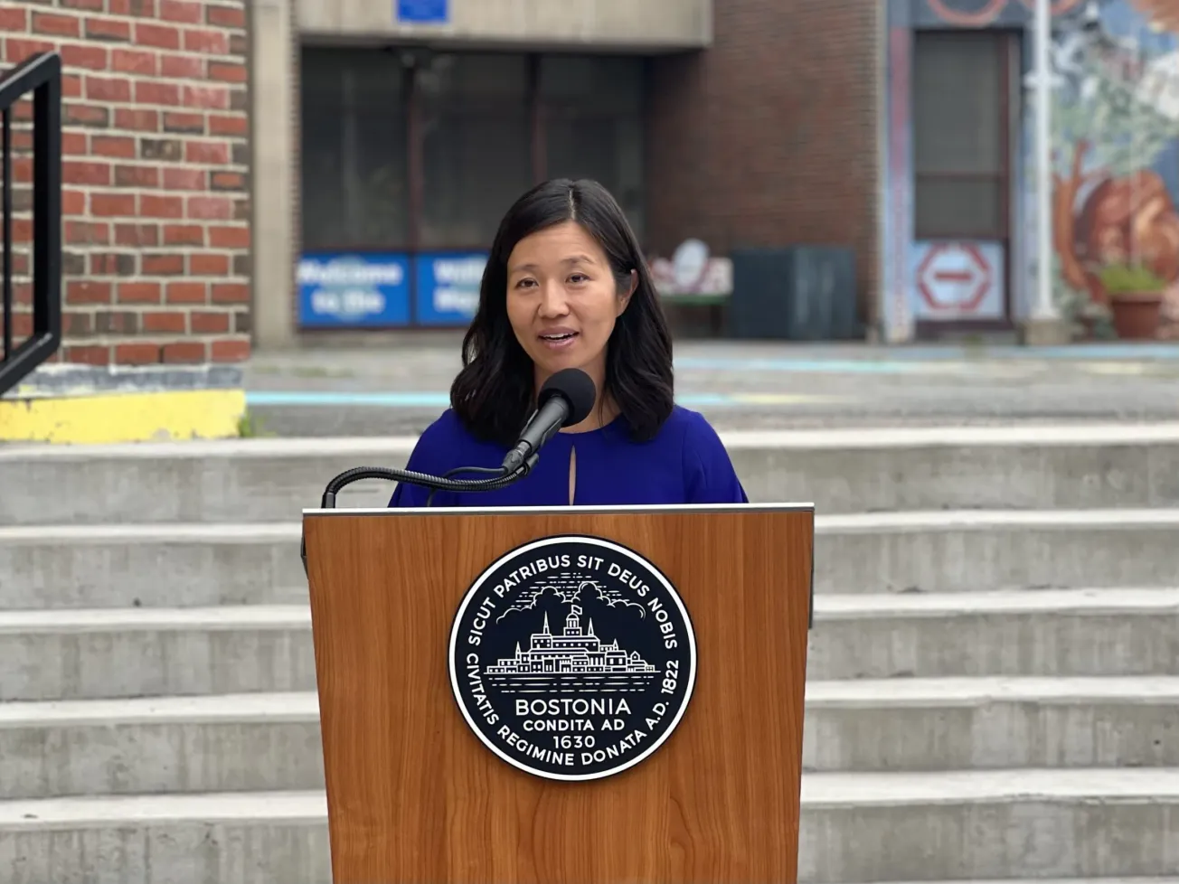 En su primer discurso sobre las escuelas, Boston presenta programas bilingües y cuidado escolar antes y después de clases