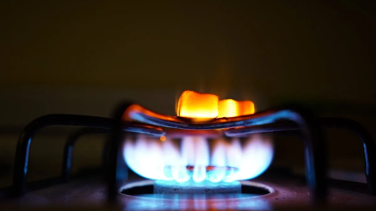 La gobernadora Healey pide revisión histórica de tarifas de luz y gas para reducir costos