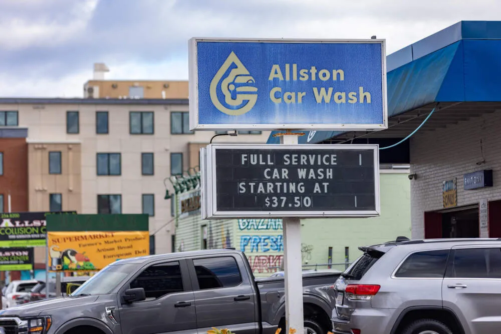 Liberan a dos empleados de auto-lavado en Allston; dueños critican a estudiante de BU por llamar a ICE