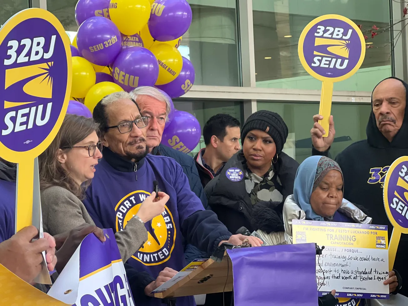 Trabajadores del Logan Airport piden a Massport aprobar propuestas laborales antes del cierre del año