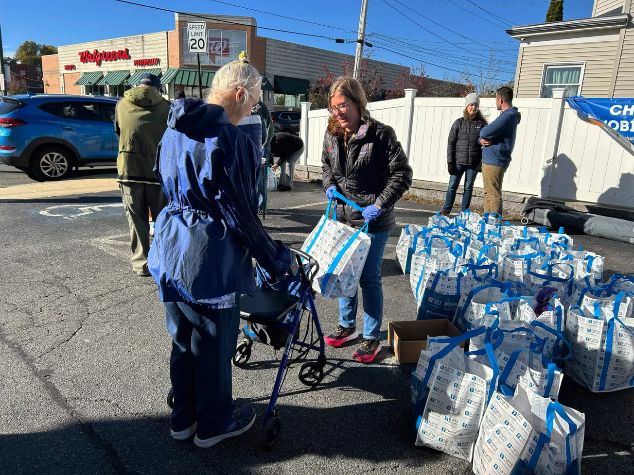 Residentes de Massachusetts hacen fila para recibir donaciones de alimentos ante la reducción de SNAP