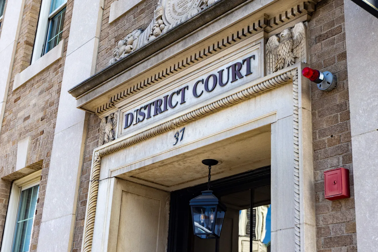 ICE intensifica operativos en tribunales locales y se triplican los arrestos en Massachusetts