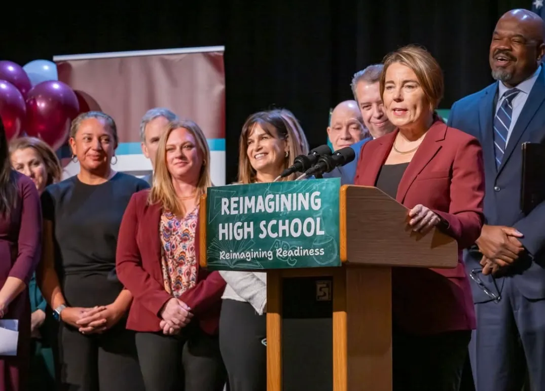 Healey propone nuevo plan de graduación en secundaria para reemplazar MCAS