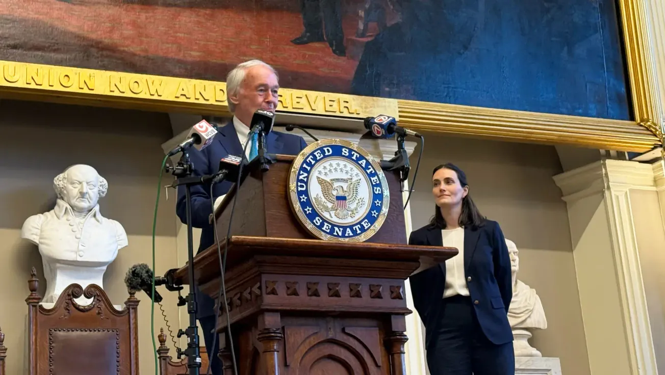 Markey presenta proyecto de ley para reforzar la seguridad en las ceremonias de juramento tras el incidente en Faneuil Hall