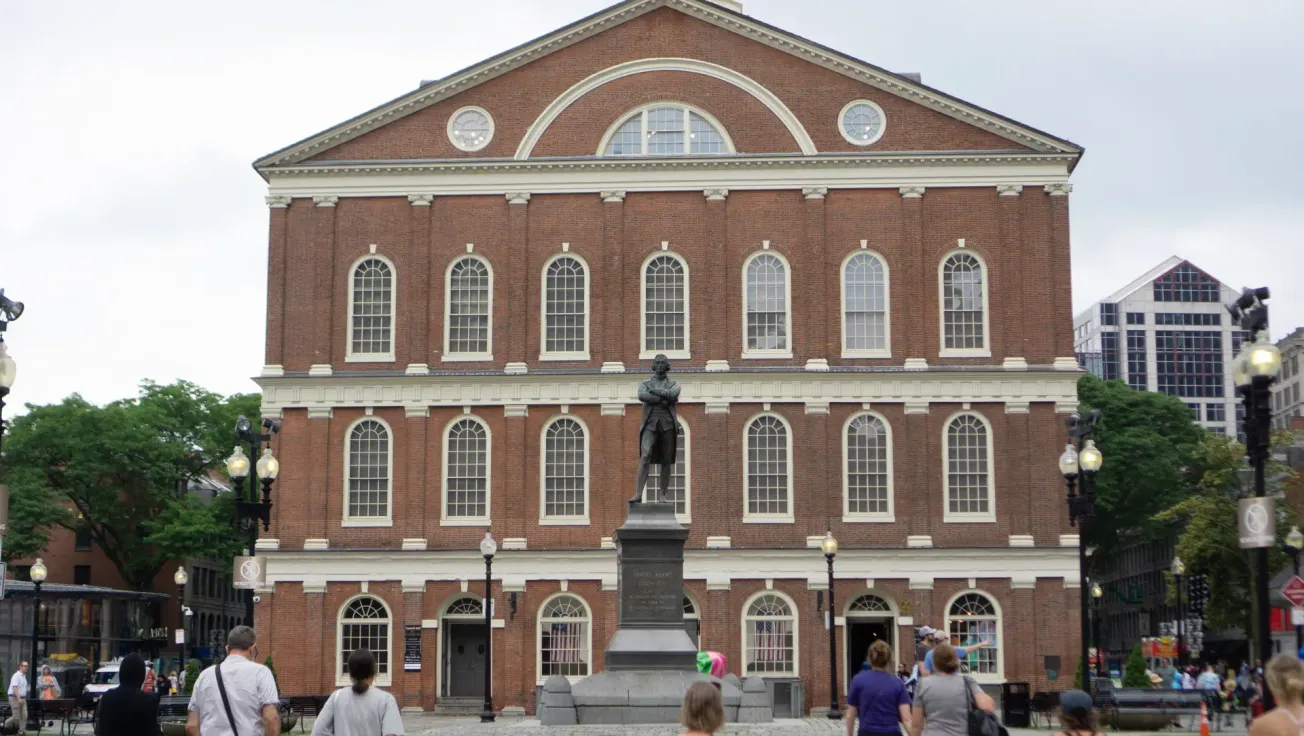 Inmigrantes quedan fuera de ceremonia de ciudadanía en Faneuil Hall en medio de un aumento de redadas federales
