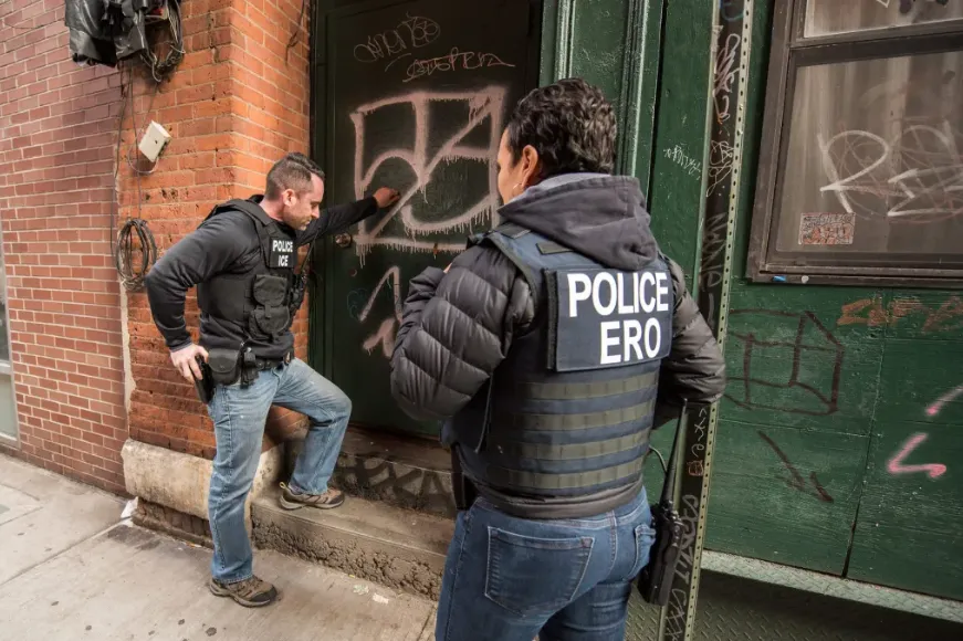 Organizaciones de derechos civiles demandan a ICE por entrar a casas sin orden judicial