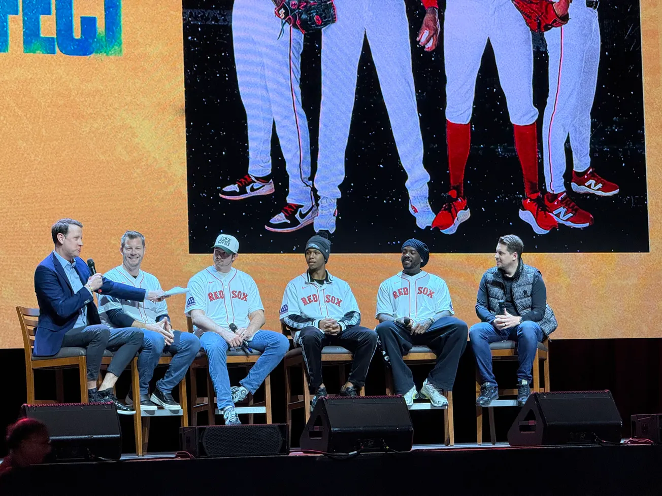 Fanáticos del béisbol compartieron con los Red Sox en el Fenway Fest