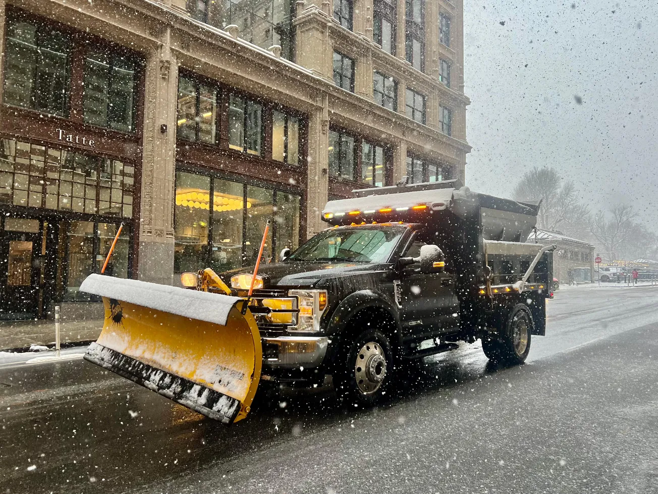 ¿Qué ciudades de Massachusetts todavía tienen prohibición de estacionamiento este lunes?