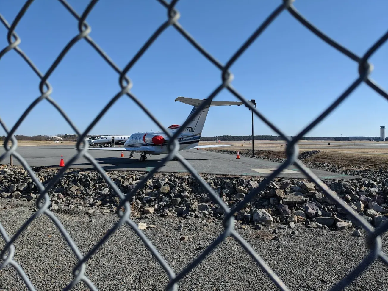 Gobernadora Healey exige a dos aerolíneas privadas que dejen de operar vuelos de ICE desde Massachusetts