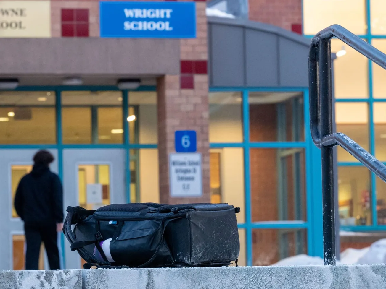 “El miedo no tiene límites”: Cómo el aumento de operativos de ICE ha hecho que estudiantes dejen de ir a la escuela