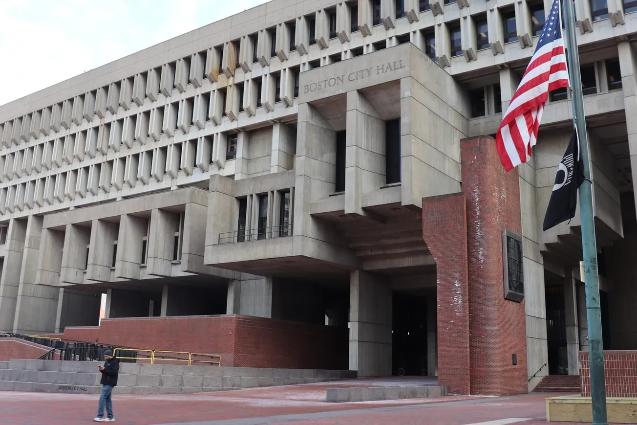 Concejo de Boston frenó la primera resolución de Santana en apoyo a la orden ejecutiva contra acciones de funcionarios federales