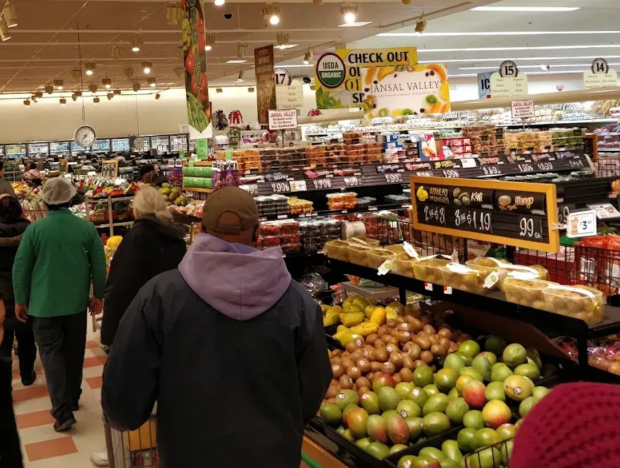 Algunas de las ubicaciones de Market Basket cerraron este lunes ante clima severo
