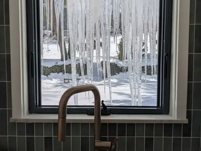 Todo este hielo y nieve es un verdadero dolor de cabeza para los propietarios de viviendas en Massachusetts