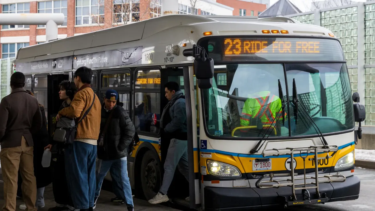 Boston extiende el programa de autobuses gratuitos, por ahora