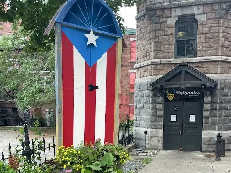 Estos son algunos locales latinos del área que celebrarán el Benito Bowl