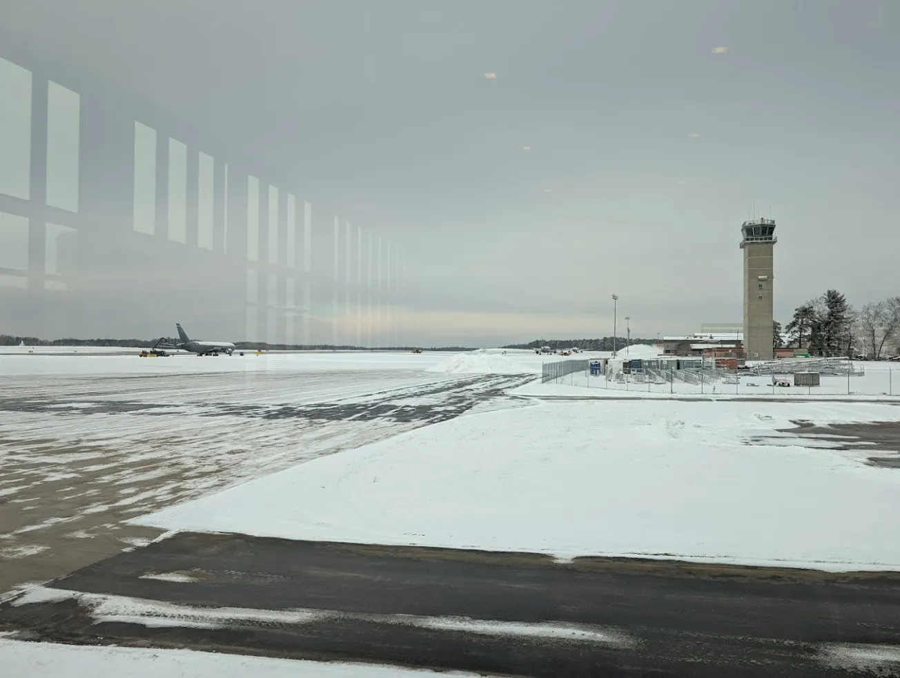 Vuelo de deportación con detenidos de ICE queda varado cerca de Massachusetts por la fuerte tormenta invernal