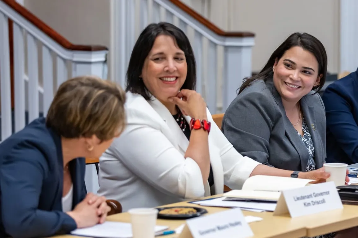 Venezolana de la Oficina de la gobernadora retoma sus funciones tras una demanda por la pausa en la aprobación de su green card