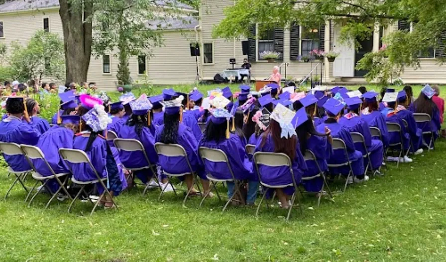 Boston Public Schools logra récord histórico de graduación, con avances destacados entre estudiantes que aprenden inglés