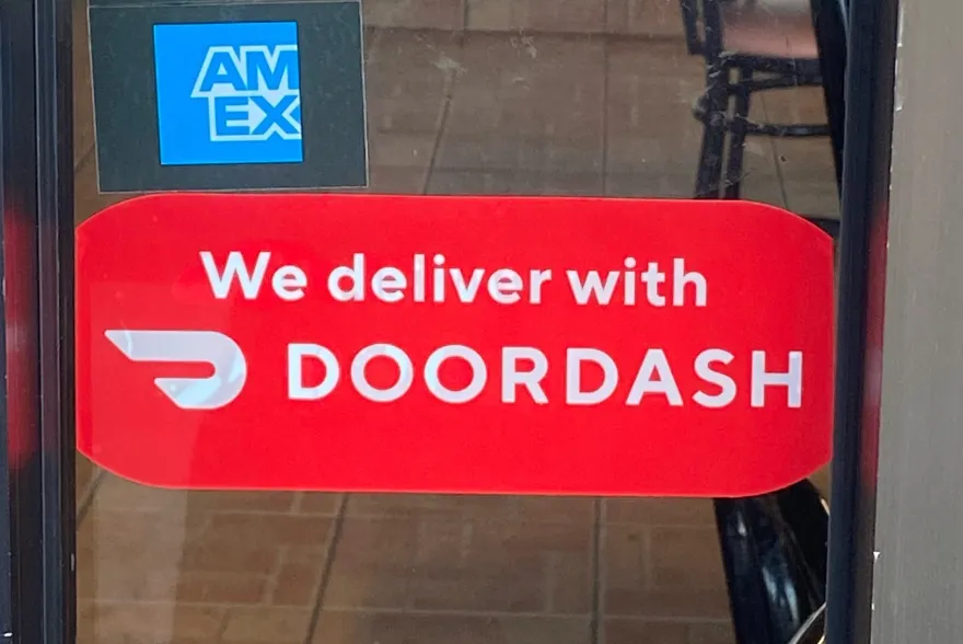 Pedir comida por delivery puede costar cerca de un 80% más que recogerla, según estudio