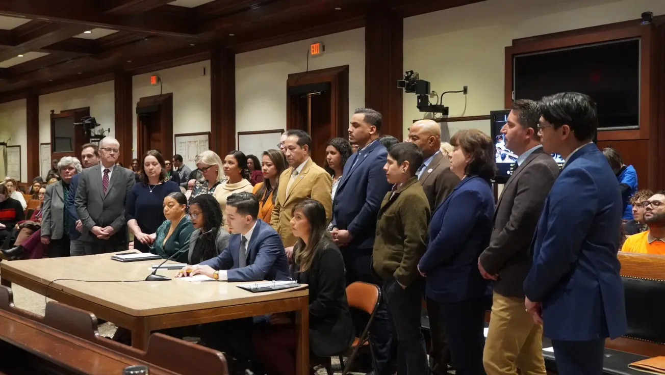 Defensores testifican en apoyo de una legislación estatal que limita la aplicación de las leyes de inmigración