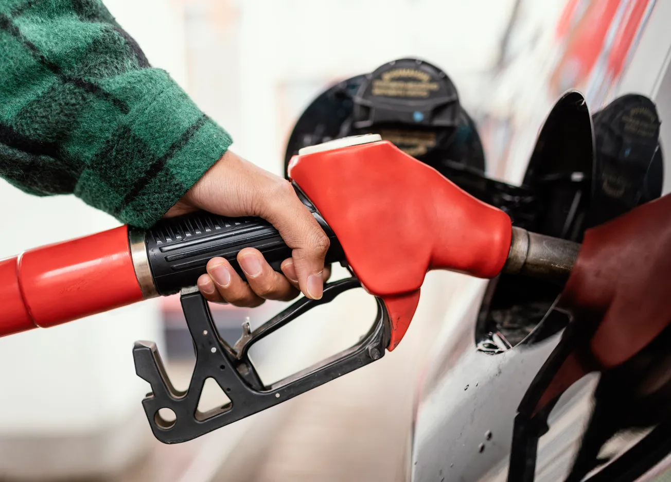 El precio promedio de la gasolina en una ciudad de Nueva Inglaterra sube 42 centavos