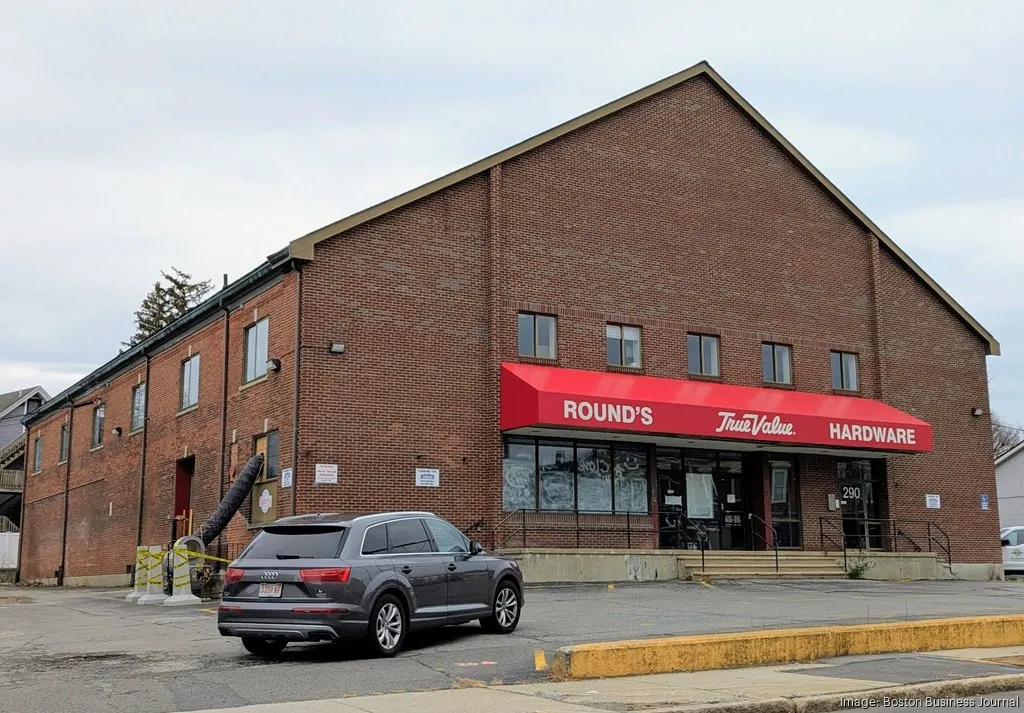 ¿De oficinas a viviendas? Convierten una ferretería a uso residencial