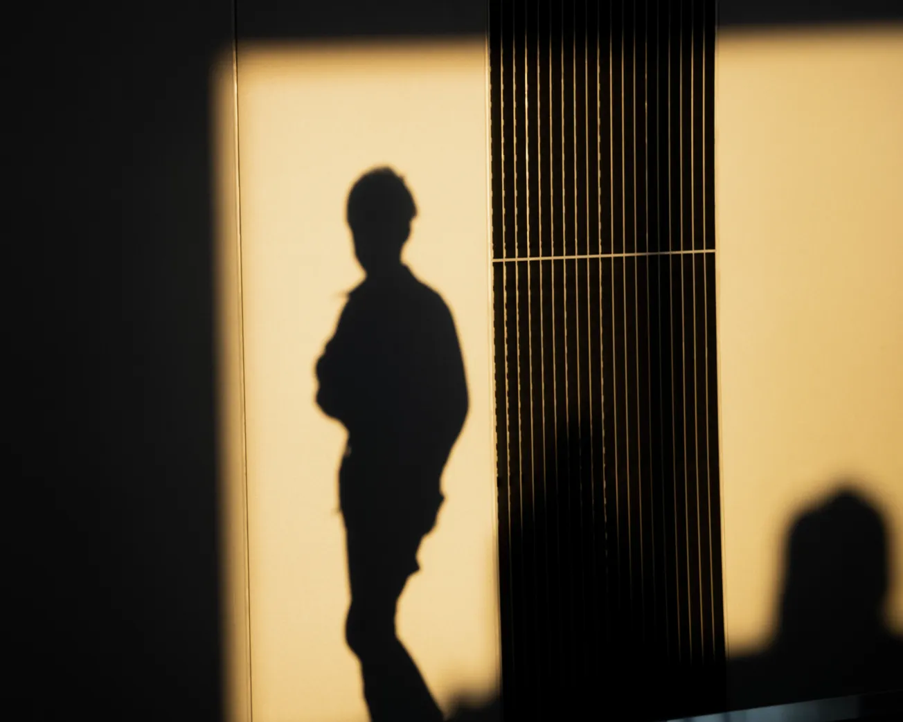 “Me engañaron”: Agentes encadenan a un padre que había ido al ICE a reunirse con sus hijos