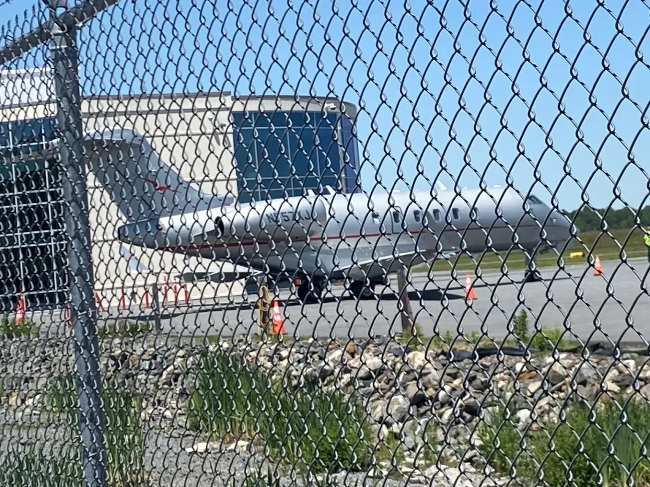 La gobernadora Healey pide a empresa de aviación que deje de facilitar vuelos de deportación de ICE desde Hanscom