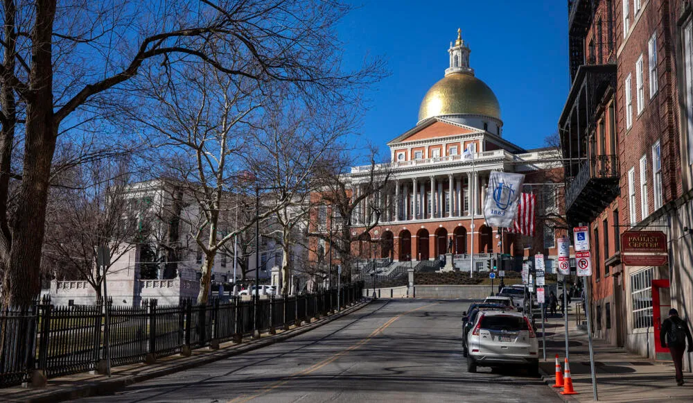El Senado de Massachusetts quiere aumentar la financiación del fondo de defensa legal para inmigrantes