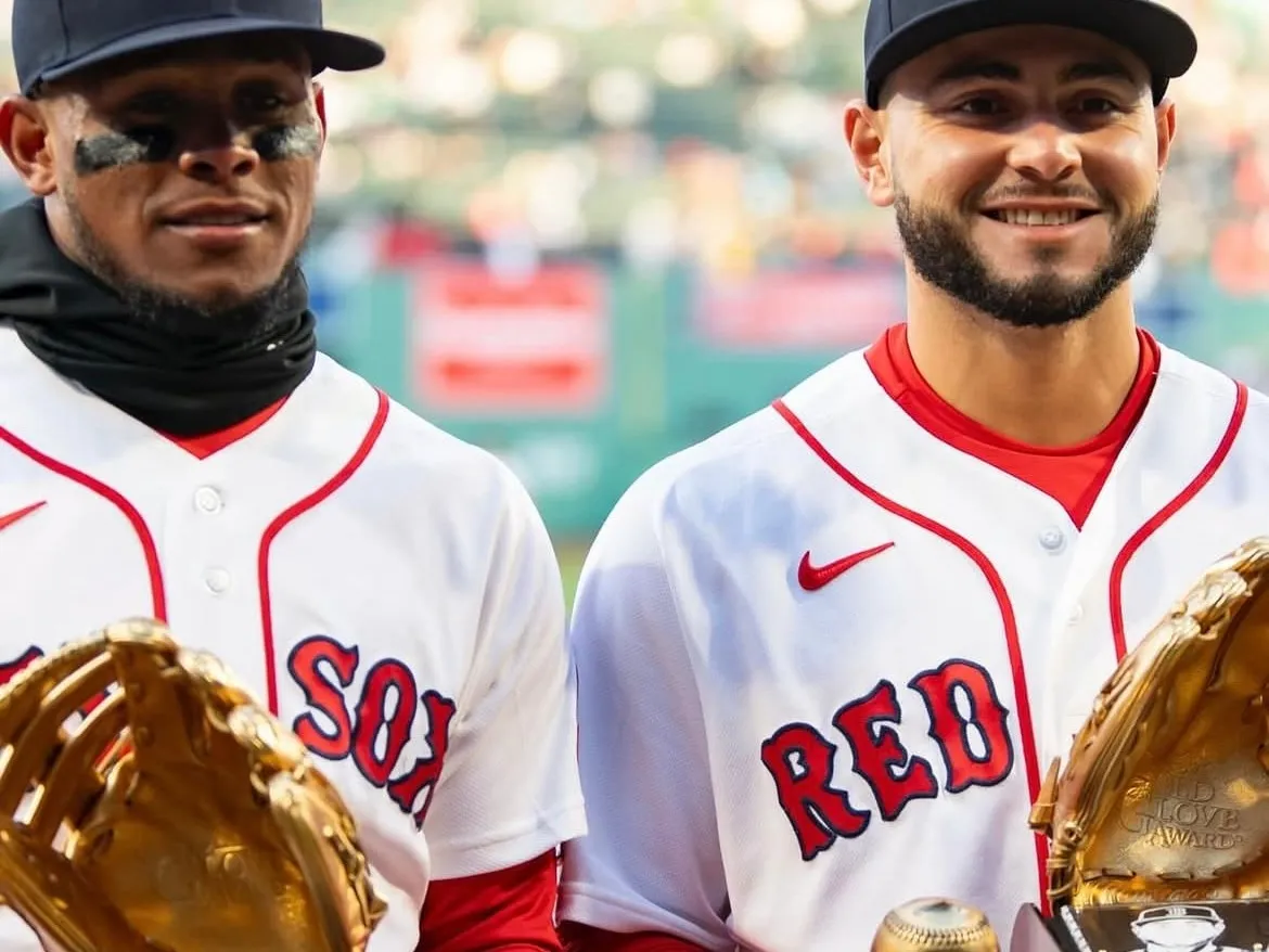 Los jugadores Abreu y Rafaela ganan el Gold Glove y hacen historia en Fenway